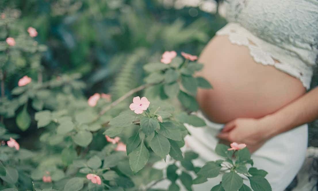 pregnancy-with-flowers.jpg